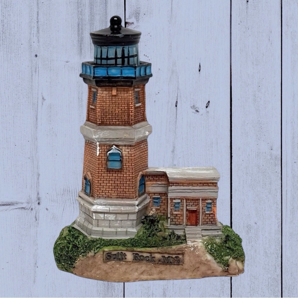 Split Rock Lighthouse in Minnesota Coastal Figurine Resin Rust & White EUC